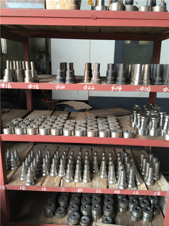 沖孔機模具 沖孔機模具(ju)